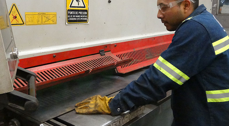 Máquina dobladora de placa en operación