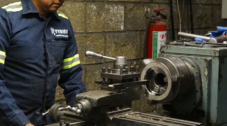 Máquina de torno en operación para maquinados industriales