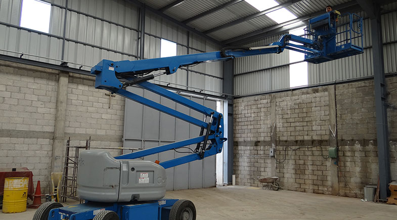 Plataforma articulada trabajando en altura