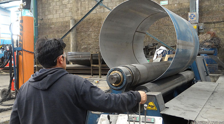 Máquina de rolado de placa en operación