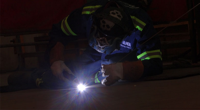 Soldador profesional realizando trabajos de soldadura